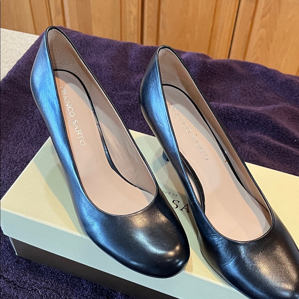 Franco Sarto Black Leather Round-Toe Pumps